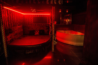   Z gentlemen bar -