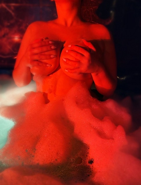 Девушка массажистка Арина, салон Эйфория